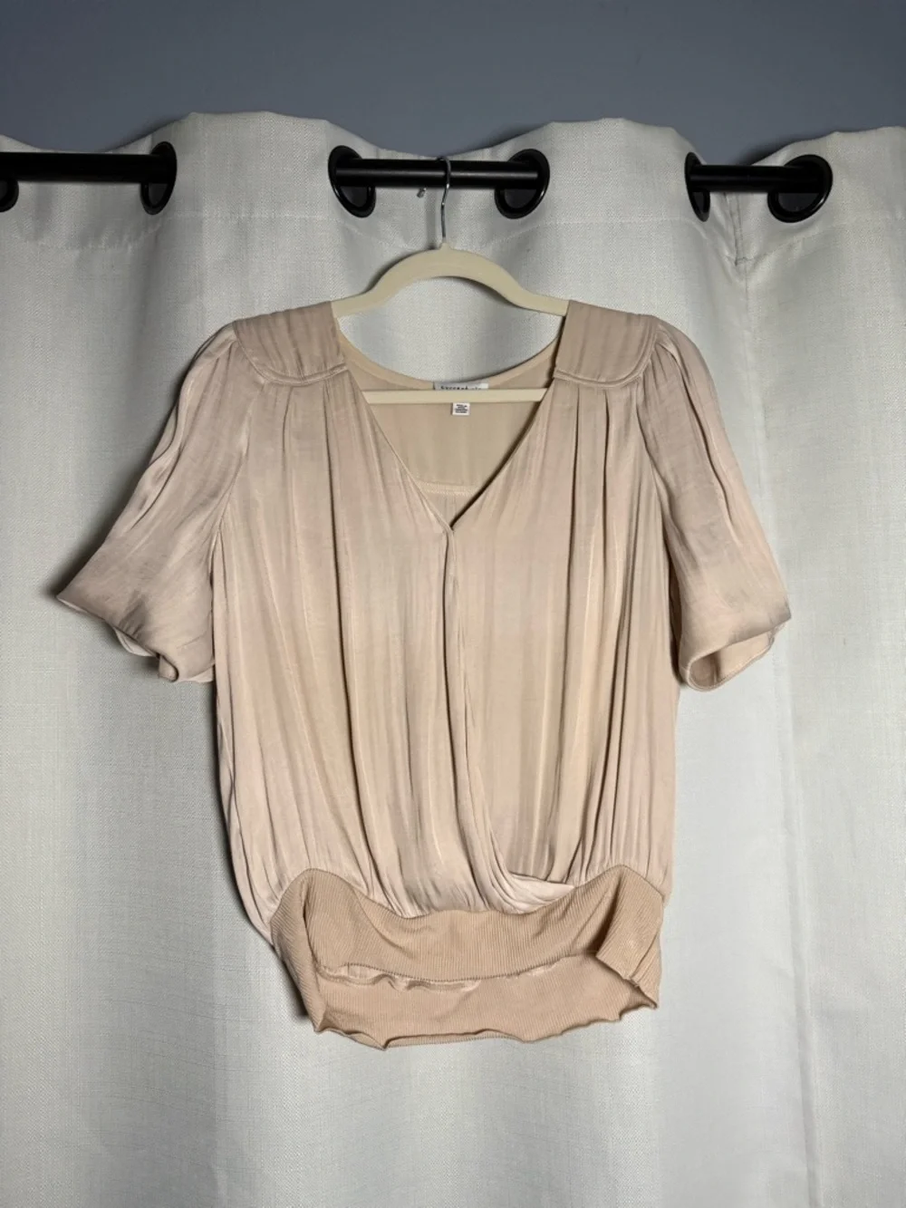 Anthropologie Current Air Blush Tan Satin Short Sleeve Surplice Blouse Size XS - Picture 8 of 8